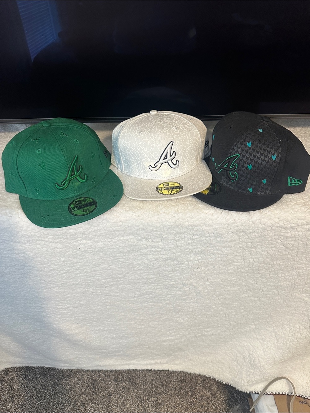 New Era White Atlanta Braves Fitted Caps with Black Outline